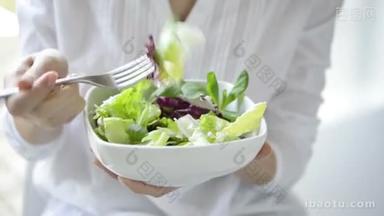 女人吃的新鲜绿色沙拉